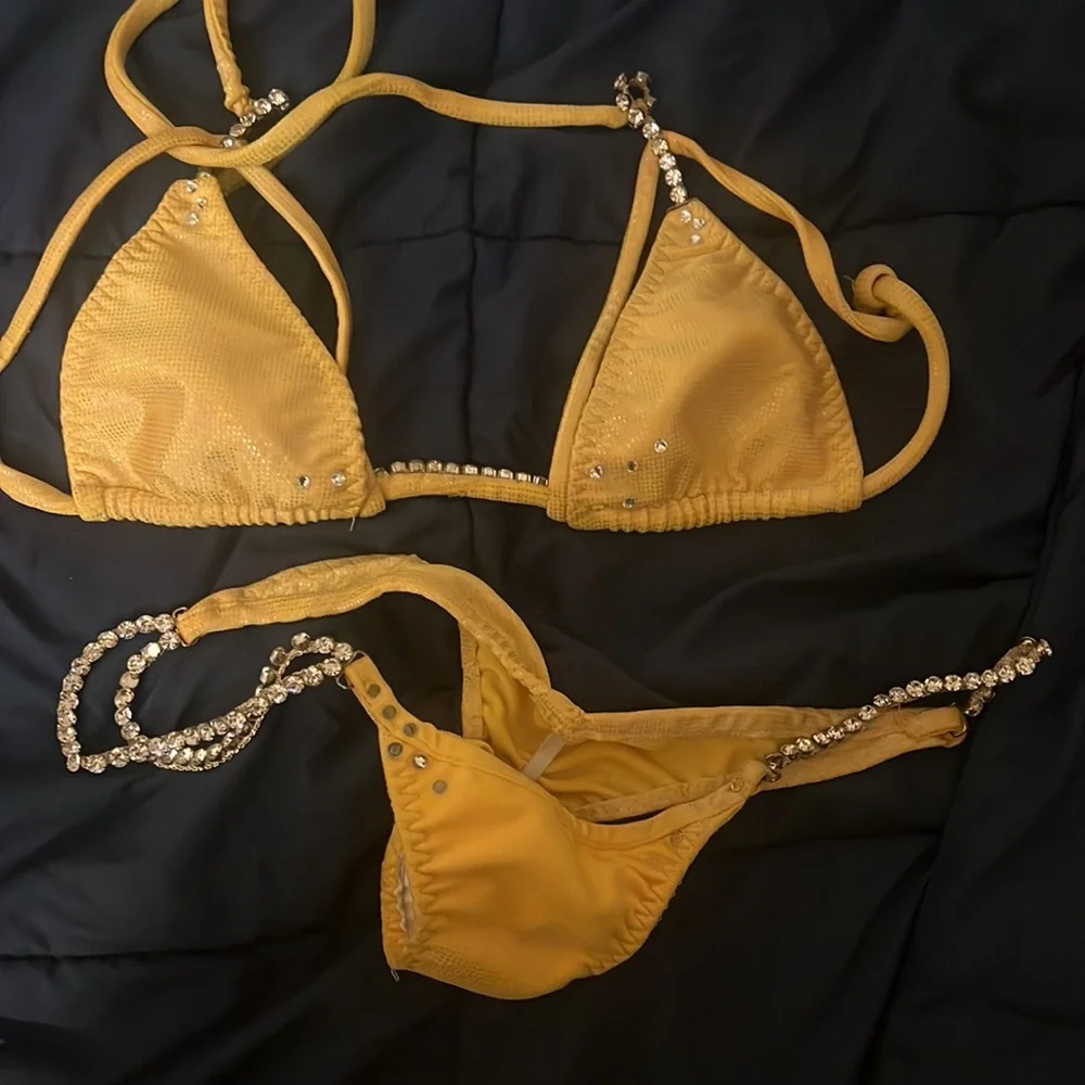 Bikini - Picture 2 of 3